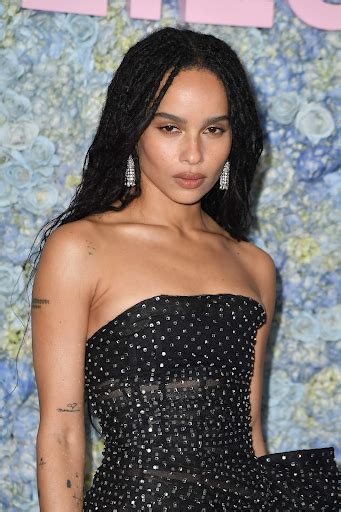 Zoe Kravitz dons Saint Laurent chains and a silver。